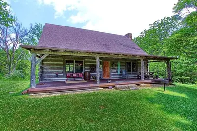 Image de Rustic Log Cabin Rental in Logan, Ohio, for Dreamy Glamping Stays in Hocking Hills