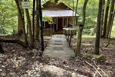 Image de Secluded Woodland Cabin Rental with Hot Tub in Yadkin Valley Wine Region