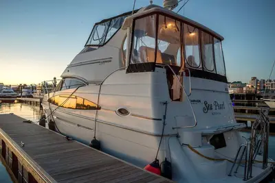 Image de Six-Person Luxury Yacht Rental in the Boston Harbor of Massachusetts
