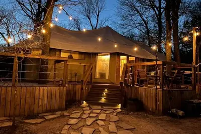 Image de Unique Four-Person Luxury Tent with a Waterfall near Fort Worth, Texas