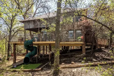 Image de Magical Treehouse with Slide by Brazos River for Family Glamping Adventures in Texas