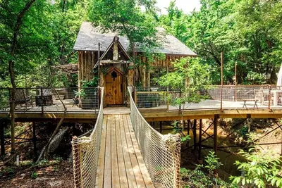 Image de Hobbit Treehouse with Waterfall on the Brazos River for Glamping in Texas