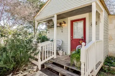 Image de Intimate Bandera Cabin Rental for a Romantic Hill Country Getaway