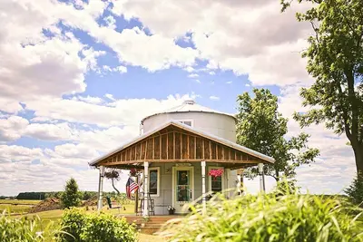 Image de Converted Grain Silo for Unique Glamping Accommodation in Alvin, Illinois