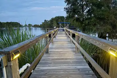 Image de New lakefront 4 bedroom, 2 bath house on Lake Moultrie with dock sleeps 10