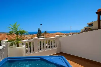 Image de Home in Mogán · ★New · 4 bedrooms · 4 beds · 2. 5 baths