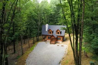 Image de Glamping Escapes in Logan in this Luxury Log Cabin Rental with Fire-Pit and Hot-Tub
