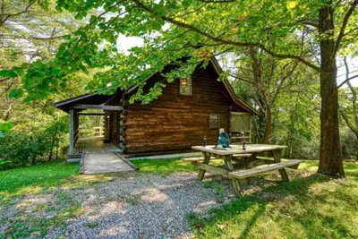 Image de Escape to Logan, Ohio, in this Wonderful Log Cabin for Four with a Hot Tub and Pond
