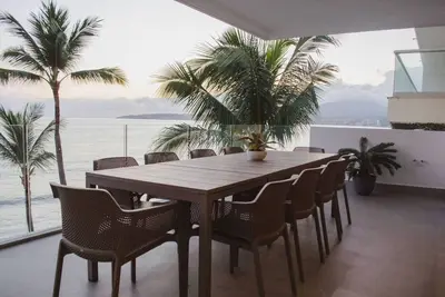 Image de Escapade Moderne en Bord de Mer avec Commodités Familiales