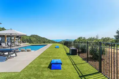 Image de Barndominium with pool, pickleball, hot tub, great views