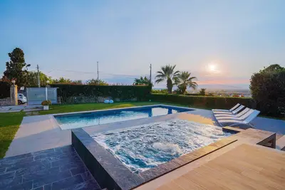 Image de Villa Opulentia avec Piscines et Vue sur la Mer