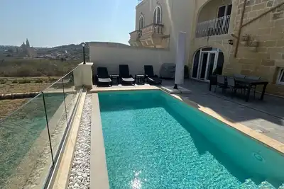 Image de Serena Farmhouse is a Rustic and spacious 5-bedroom with pool and jacuzzi.