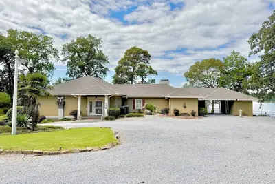 Image de Spacious Waterfront House with a private dock on beautiful Lake Jordan.