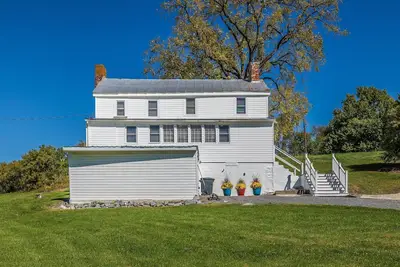 Image de 2 Br. Farmhouse Getaway - Close to everything, but far enough away to relax