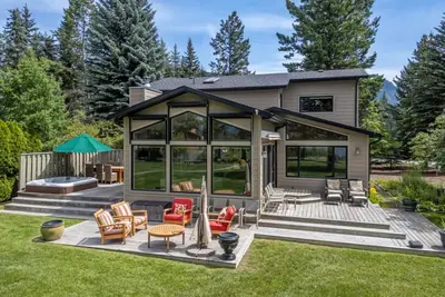 Image de Alpine Lake House | Beach Access | Hot Tub | Views