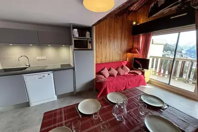 Image de À 150m des pistes de ski, vue montagne, balcon, parking, télévision, casier à ski, 45m²