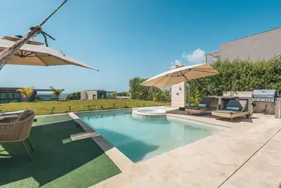 Image de Bright villa w/ pool & outdoor grill