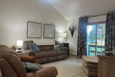 Image de Upscale home with high end furnishings and memory foam king bed. 2 car garage