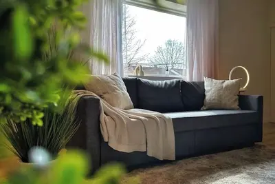 Image de King Bed • Private Patio & Parking • Central Stay