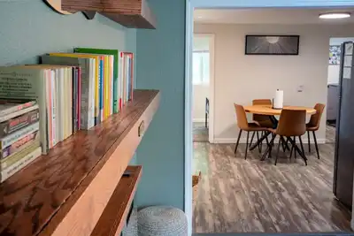 Image de Cozy Book Nook Bungalow | Modern Comfort + Retro Charm