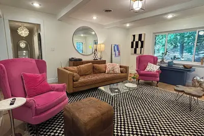 Image de Charming and cozy home nestled in the woods- only 7 minutes to the square!