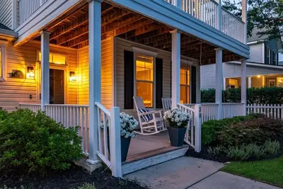 Image de Luxury home with outdoor theater, hot tub, family amenities — 0. 8 mi to Old Town