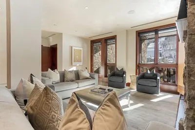 Image de Spacious and Elegant Residence in Solaris Vail with Stunning Mountain Views; 4ae