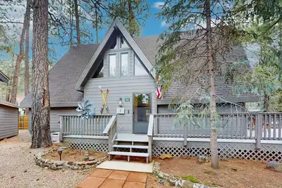 Image de Cozy cabin w/ large wrap-around deck, master suite w/ fireplace, & desk space