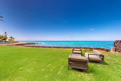 Image de Oceanfront home with wrap around lanai, private sauna, beach access & Wifi