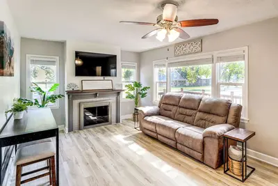 Image de Half-Mi to Dtwn Yankton & River: Charming Home!