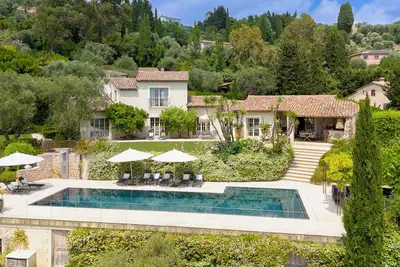 Image de La Lisonnière, charme et excellence. Vue mer, un grand jardin, large piscine.