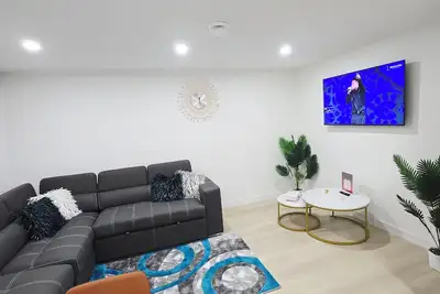 Image de Cozy Modern & Spacious 2- Bedroom Southwest Calgary.