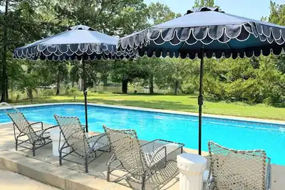 Image de Tranquil Waterfront Retreat with Private Pool on Grocelys Cove