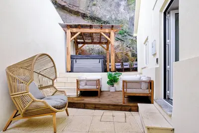 House w/HotTub by Douro River & Iconic Bridge