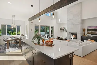 Image de Milepost Manor ~ Modern, clean, spacious 5 bdrm near Bachelor! Hot Tub, fire pit