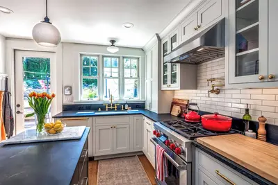 Image de Cedarhaüs - Charming Queen Anne Cottage