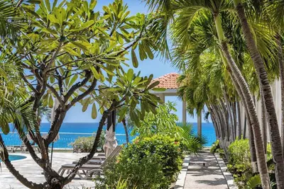 Image de Plage de Cupecoy, Rainbow Beach Club. . .