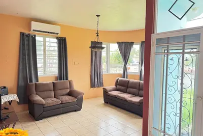 Image de Cozy Rincon retreat with classic amenities, steps from beach and dining.