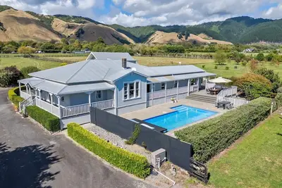 Image de Te Horo Haven - spacious 4 Bedroom Villa with Pool, Spa and great family vibes!