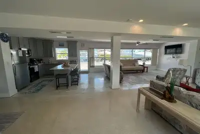 Image de Comfortable, Spacious 3-Br, 2-Ba-1 level home- Deep dock on canal, Islamorada