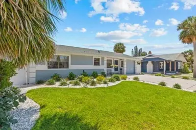 Image de Spacious 4 Bedroom, 3 Bathroom Whole House, 1 Block From The Beach In Clearwater