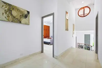 Image de 10-bedroom beachfront mansion with pool and discotheque