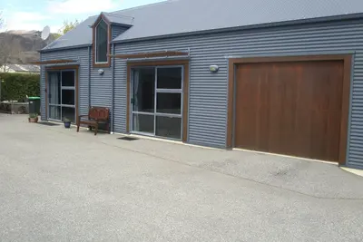 Image de Central location, close to town amenities, sleeps 3, no pets, no children.