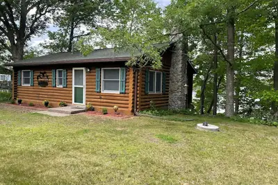 Image de Cozy lakeside log cabin on Horseshoe Lake with year-round fishing & WiFi