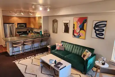 Image de Large 1-bedroom in amazing Capitol Hill neighborhood with secure parking & dog+