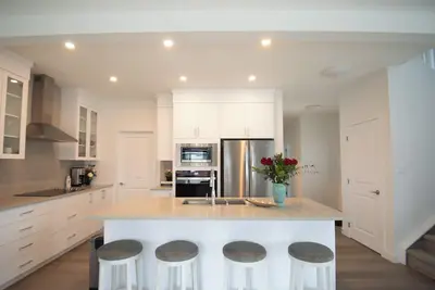 Image de 8 pax* New House *Gym* Garage parking*Airport*Dog friendly