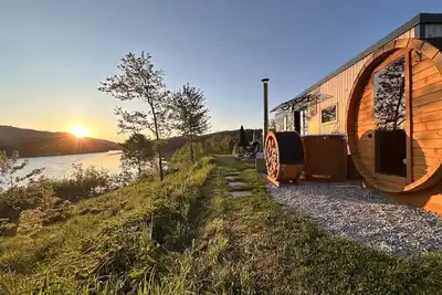 Image de Tiny chalet au bord du lac avec sauna & hot tub