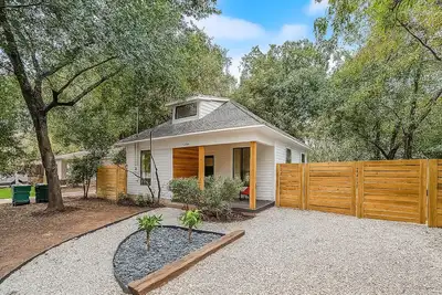 Image de La Casita - Modern cozy comfort home near Downtown, Dog friendly, Unt Twu