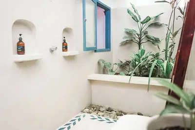 Image de Oceanside deluxe bungalow with Ac. King size bed and indoor/outdoor bathroom