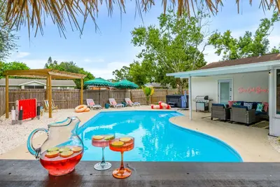 Image de Resort Style Backyard  Tiki Bar  Pool  Hot Tub